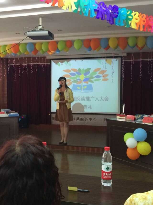 美丽多才多艺的主持人